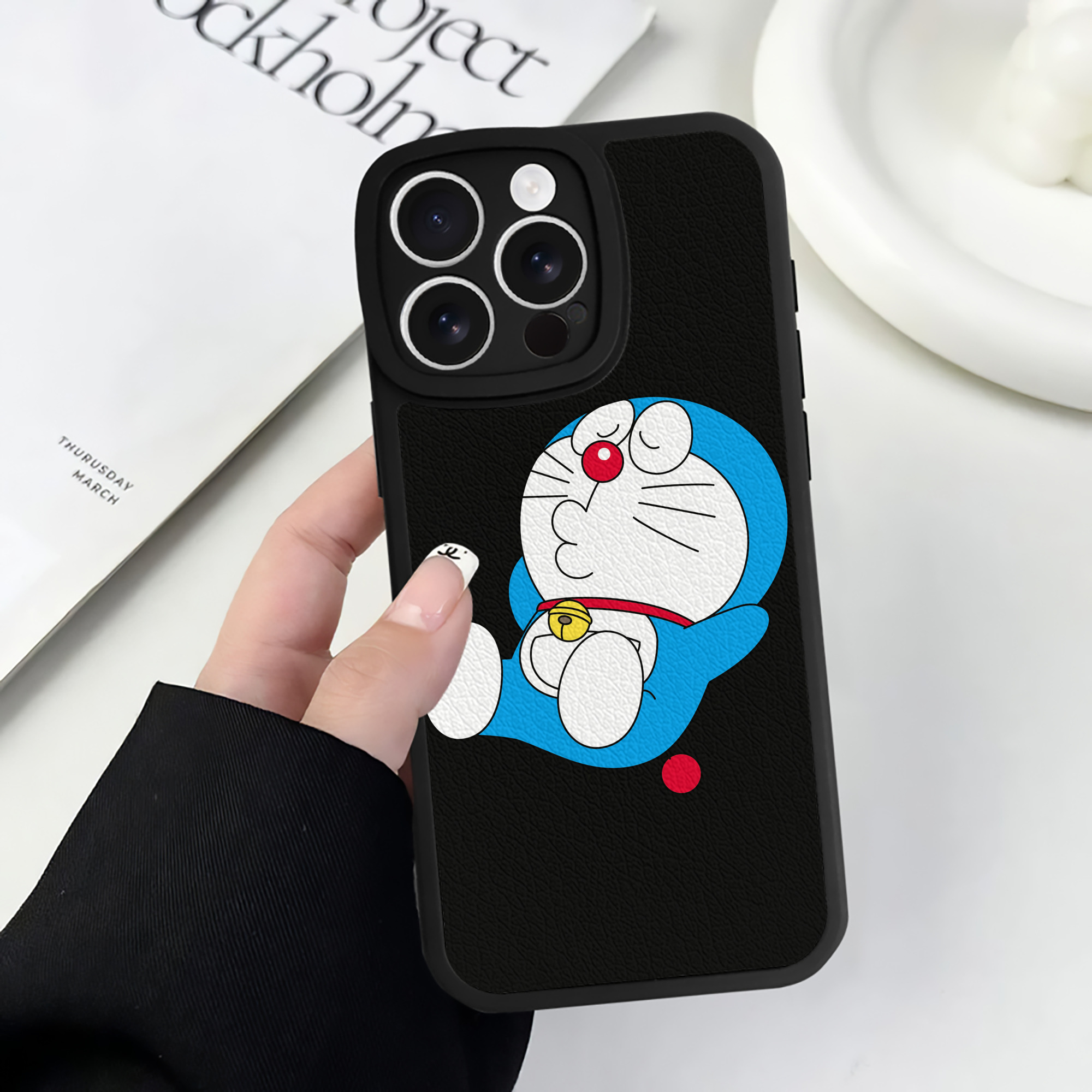 （画像用） ドラえもん Doraemon 【iPhone 16シリーズ対応】シリコンスマホケース（レザー調） 材質：シリコン